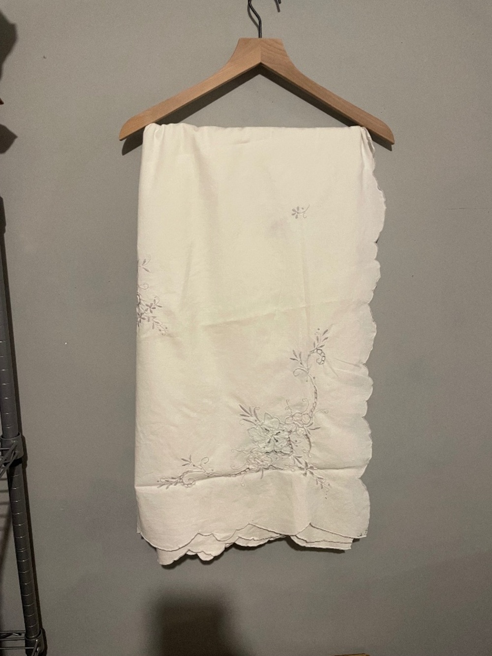 Beautiful embroidered table linen 60 x 90